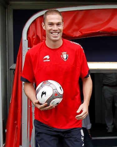 Jugó dos temporadas en el Atlético desde 2003 hasta 2005. Militó en el Osasuna la temporada 2012-13.