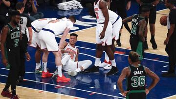 JSX04. New York (United States), 20/10/2018.- New York Knicks forward Kevin Knox (C-bottom) reacts after getting hurt in the first half of the NBA basketball game between the Boston Celtics and the New York Knicks at Madison Square Garden in New York, New York, USA, 20 October 2018. (Baloncesto, Estados Unidos, Nueva York) EFE/EPA/JASON SZENES SHUTTERSTOCK OUT