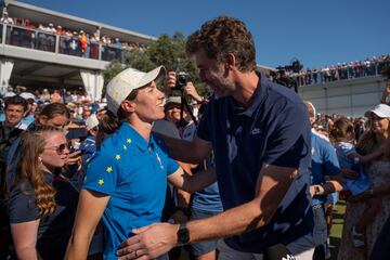 Pau Gasol felicita a Carlota Ciganda en el green del 17 de Finca Cortesín. 