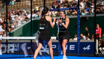 Exultantes Tamara Icardo y Marta Ortega.