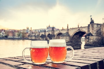 La historia de la cerveza checa se remonta a ms de un milenio; la primera fbrica de cerveza de la que se tiene constancia data del a?o 993. En el pas de Europa central se consumen 143 litros por persona al a?o. Pilsner Urquell y Budweiser Budvar son dos de las marcas ms icnicas.