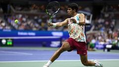 NEW YORK, NEW YORK - AUGUST 31: Carlos Alcaraz of Spain returns a shot against Lloyd Harris of South Africa during their Men's Singles Second Round match on Day Four of the 2023 US Open at the USTA Billie Jean King National Tennis Center at USTA Billie Jean King National Tennis Center on August 31, 2023 in the Flushing neighborhood of the Queens borough of New York City.   Matthew Stockman/Getty Images/AFP (Photo by MATTHEW STOCKMAN / GETTY IMAGES NORTH AMERICA / Getty Images via AFP)