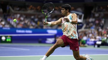 NEW YORK, NEW YORK - AUGUST 31: Carlos Alcaraz of Spain returns a shot against Lloyd Harris of South Africa during their Men's Singles Second Round match on Day Four of the 2023 US Open at the USTA Billie Jean King National Tennis Center at USTA Billie Jean King National Tennis Center on August 31, 2023 in the Flushing neighborhood of the Queens borough of New York City.   Matthew Stockman/Getty Images/AFP (Photo by MATTHEW STOCKMAN / GETTY IMAGES NORTH AMERICA / Getty Images via AFP)