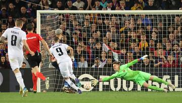 0-2. Luka Modric conduce y asiste a Karim Benzema en el balcón del área, del delantero frances lanza un disparo al palo largo de Marc-André ter Stegen y anota el segundo tanto.