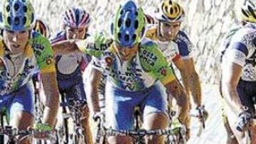 <b>UN LÍDER GENEROSO.</B> Sevilla empuja a Valverde en la ascensión de un puerto pirenaico.