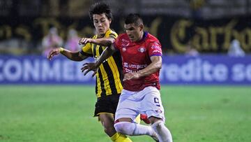 Uruguay's Penarol midfielder Facundo Pellistri (L) and Bolivia's Jorge Wilstermann midfielder Cristian Chavez vie for the ball during their Copa Libertadores football match at Campeon del Siglo stadium, in Montevideo, on March 11, 2020. (Photo b