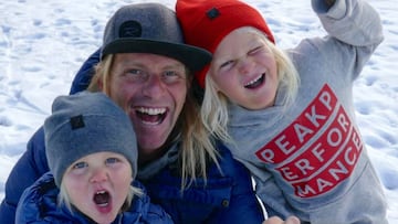 Dave Treadway, freerider profesional canadiense, junto a sus hijos Kasper y Raffi, sonriendo.