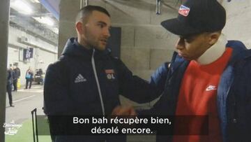 Anthony Lopes disculp&aacute;ndose con Kylian Mbapp&eacute;.