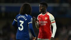 Chelsea's Spanish defender #03 Marc Cucurella (L) and Arsenal's English midfielder #07 Bukayo Saka (R) have words during the English Premier League football match between Chelsea and Arsenal at Stamford Bridge in London on October 21, 2023. (Photo by JUSTIN TALLIS / AFP) / RESTRICTED TO EDITORIAL USE. No use with unauthorized audio, video, data, fixture lists, club/league logos or 'live' services. Online in-match use limited to 120 images. An additional 40 images may be used in extra time. No video emulation. Social media in-match use limited to 120 images. An additional 40 images may be used in extra time. No use in betting publications, games or single club/league/player publications. / 