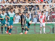 Carlos Domínguez camina cabizbajo tras encajar un gol del Alavés