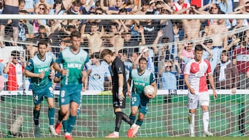 Carlos Domínguez camina cabizbajo tras encajar un gol del Alavés
