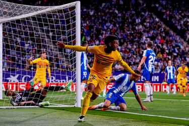 0-2. Álex Balde celebra el segundo gol quer marca en el minuto 19 de partido.