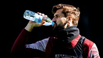 Fernando Llorente bebe agua en una sesi&oacute;n del Eibar.