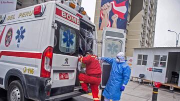 A firefighter who recovered from COVID-19 gets into an ambulance after being discharged from the Villa Panamericana, a housing complex converted into a hospital, in Villa El Salvador district, on the southern outskirts of Lima on August 28, 2020. - More than 10,000 people have recovered from Covid-19 in Peru, which registers more than 660,000 cases and more than 29,000 deaths. (Photo by ERNESTO BENAVIDES / AFP)