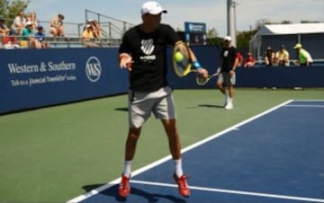 Con su hermano Mike conforman la dupla más ganadora en la historia del tenis. Tiene 109 títulos junto a su hermano (diestro), 16 de ellos Grand Slam. Superaron la barrera de las 900 victorias en sus carreras.