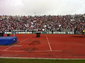 Miles de hinchas llegaron hasta el estadio Tecnológico para despedir al delantero chileno.