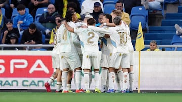 El equipo celebra el gol de Villares.