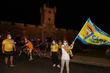 Banderas, camisetas, bufandas y, esta vez, tambi¨¦n mascarillas amarillas. Las calles gaditanas se ti?eron del color que representa al club, ese que ayer les regal¨® una bonita haza?a que siempre recordar¨¢n.