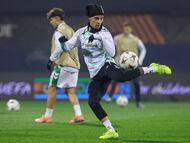 Real Betis' Brazilian forward #07 Antony Matheus Dos Santos controls the ball during the warm up ahead of the UEFA Europa League, league phase, football match between Dinamo Zagreb and Real Betis at the Maksimir Stadium, in Zagreb, on December 11, 2025. (Photo by MARKO PERKOV / AFP)