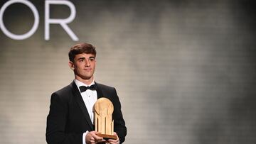 Barcelona's Spanish midfielder Gavi poses with the Kopa Trophy for best under-21 player during the 2022 Ballon d'Or France Football award ceremony at the Theatre du Chatelet in Paris on October 17, 2022. (Photo by FRANCK FIFE / AFP)