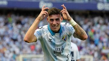 Roberto, celebrando uno de los dos goles que le hizo al Nàstic en La Rosaleda.