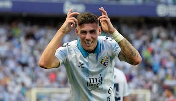 Roberto Fernndez, celebrando uno de sus goles con el Mlaga en la promocin de ascenso, ante el Nstic.