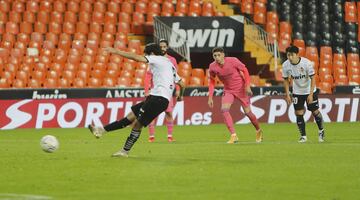 Carlos Soler empató el partido de penalti. 1-1.














