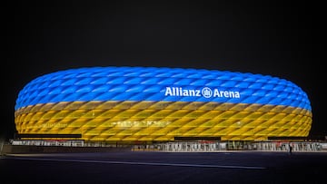 Estadio Allianz Arena con los colores de la bandera de Ucrania