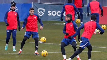 El delantero francés Antoine Griezmann, el centrocampista Jorge Resurrección, y el delantero Álvaro Morata, este martes durante el entrenamiento del Atlético de Madrid en la Ciudad Deportiva Wanda, preparatorio del encuentro contra el Girona.