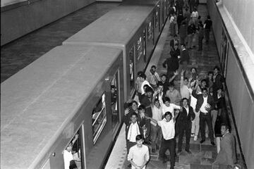 El primer día que se abrió oficialmente el Transporte Colectivo, miles de usuarios utilizaron la línea rosa.