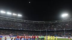 Los equipos se saludan antes de comenzar el encuentro.