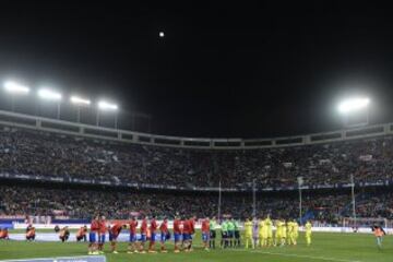 Los equipos se saludan antes de comenzar el encuentro.