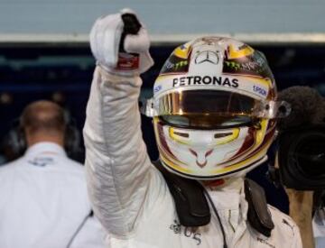 Lewis Hamilton celebrando su pole en el GP de Bahrein.