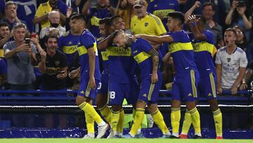 Boca Juniors' forward Dario Benedetto (C) celebrates with teammates after scoring a goal against Colon during their Argentine Professional Football League match at La Bombonera stadium in Buenos Aires, on February 13, 2022. (Photo by ALEJANDRO PAGNI / AFP)