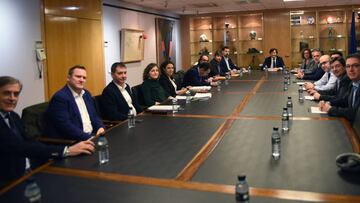 Estimados compañeros, buenos días
Os adjuntamos fotografía de la reunión mantenida hoy en el Consejo Superior de Deportes, en la cual el presidente de este organismo, José Ramón Lete, ha recibido a miembros de Asociación de Baloncestistas Profesionales (ABP) y de la Asociación de Clubes de Baloncesto (ACB). Por parte de la ABP han acudido Alfonso Reyes, Rafa Jofresa y Marc Alomá; por parte de la ACB han asistido 08/02/18 BALONCESTO ACB
REUNION CON CSD
Esther Queraltó (Secretaria General), Domingo Nieto (Asesor), Oscar Gómez (Director de Competición), Berdi Pérez (CB Gran Canaria), Jordi Martí (Joventut Badalona), Ángel Bordes (Unicaja Málaga), José Javier Jiménez (CB Fuenlabrada), Esteban Gallego y José Puentes (Valencia BC) y José Luis Mateo (Obradoiro CAB).