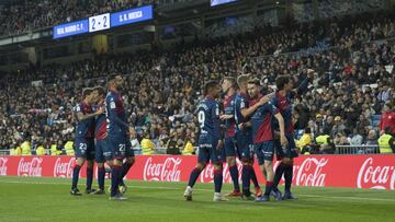 Los jugadores del Huesca celebran uno de los goles en el Bernab&eacute;u.