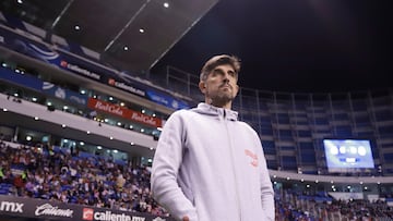 MEX9425.PUEBLA (MÉXICO),10/03/2023.- El entrenado, Veljko Paunovic, de Guadalajara hoy, durante un partido de la jornada11 del torneo Clausura 2023 de la liga del fútbol mexicano en el estadio Cuauhtémoc, en Puebla (México). EFE/ Hilda Ríos
