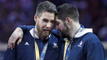 Luka y Nikola Karabatic el domingo pasado en Par&iacute;s con su medalla de oro en el Mundial.