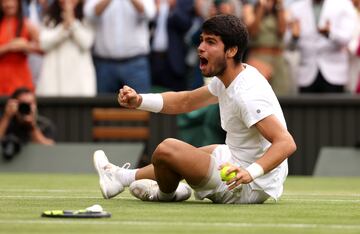 Alcaraz celebra su título de Wimbledon.