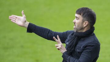 Eduardo Coudet gesticular durante el partido disputado por el Celta y el Alavés en Balaídos.