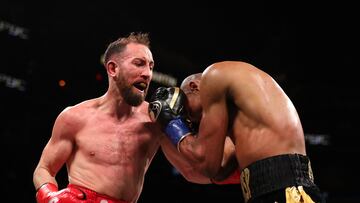 Sandor Martín golpea a Alberto Puello durante el combate por el CMB del peso superligero.