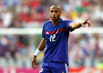 Francia consiguió el bicampeonato de Confederaciones como local y de la mano de Thierry Henry, quien había anotado 30 goles en la Premier League, también se hizo de la Bota y Balón de Oro en la justa internacional. Fue el primer mejor jugador en anotar en la final, su solitario gol valió para ser campeón por segunda vez a Francia.