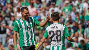 SEVILLA, 19/03/2023.- Borja Iglesias, del Real Betis, junto a su compañero Rodrígo Sánchez "Rodri" (d), tras marcar el 1-0 ante el Mallorca, durante el partido de la jornada 26 de LaLiga que ambos equipos disputaron este domingo en el estadio Benito Villamarín. EFE/Julio Muñoz