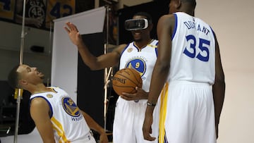 OAKLAND, CA - SEPTEMBER 26: Kevin Durant #35 and Stephen Curry #30 of the Golden State Warriors joke with Andre Iguodala #9 while he wears a virtual reality viewer during the Golden State Warriors Media Day at the Warriors Practice Facility on September 26, 2016 in Oakland, California. (Photo by Ezra Shaw/Getty Images) REALIDAD VIRTUAL BALONCESTO NBA
