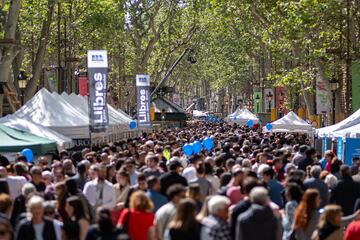 Aglutinaciones de personas en los puestos de libros, durante la Diada de Sant Jordi 2025.