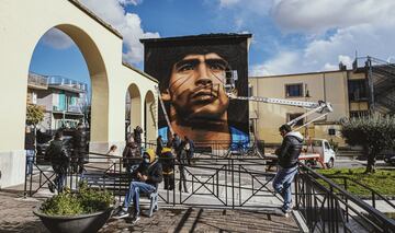 El artista callejero napolitano Jorit Agoch ha creado su nuevo mural en Quarto, un municipio italiano localizado en la Ciudad metropolitana de Nápoles, en el que se puede ver el rostro del Diego Armando Maradona.