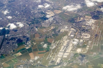 Tambi¨¦n como Aeropuerto de Roissy est¨¢ localizado en el ¨¢rea metropolitana de Par¨ªs. Es el principal aeropuerto de la naci¨®n gala y es uno de los m¨¢s importantes centros de aviaci¨®n en el mundo. Su nombre se debe al general y antiguo presidente de Francia, Charles de Gaulle (1890-1970).