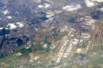 También como Aeropuerto de Roissy está localizado en el área metropolitana de París.  Es el principal aeropuerto de la nación gala y es uno de los más importantes centros de aviación en el mundo. Su nombre se debe al general y antiguo presidente de Francia, Charles de Gaulle (1890-1970).