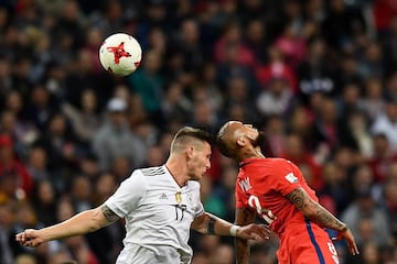 Germany's defender Niklas Suele (L) vies with Chile's midfielder Arturo Vidal during the 2017 Confederations Cup group B football match between Germany and Chile at the Kazan Arena Stadium in Kazan on June 22, 2017. / AFP PHOTO / FRANCK FIFE