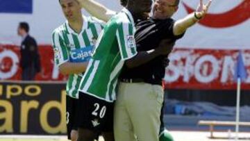 <b>FELICIDAD. </b>Emaná y Mel se abrazan tras la victoria del Betis. Una auténtica liberación para ambos.